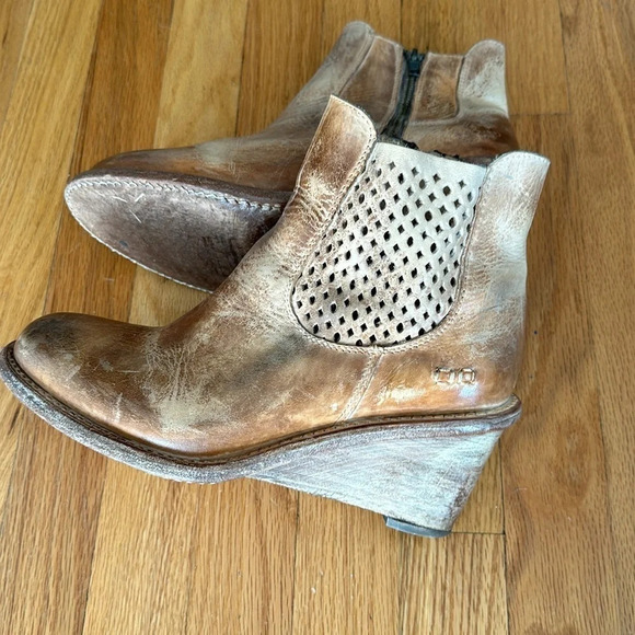 Bed Stu 9.5 Countess Bootie distressed tan color bench made cobbler series GUC - Picture 6 of 8